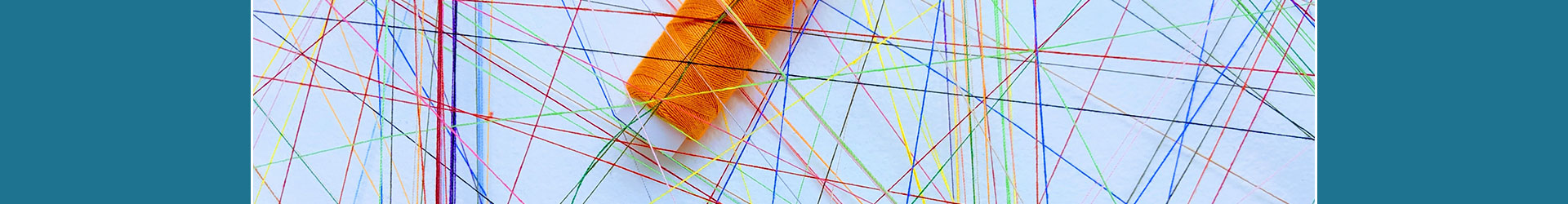 Netzwerk aus bunten Wollfäden
